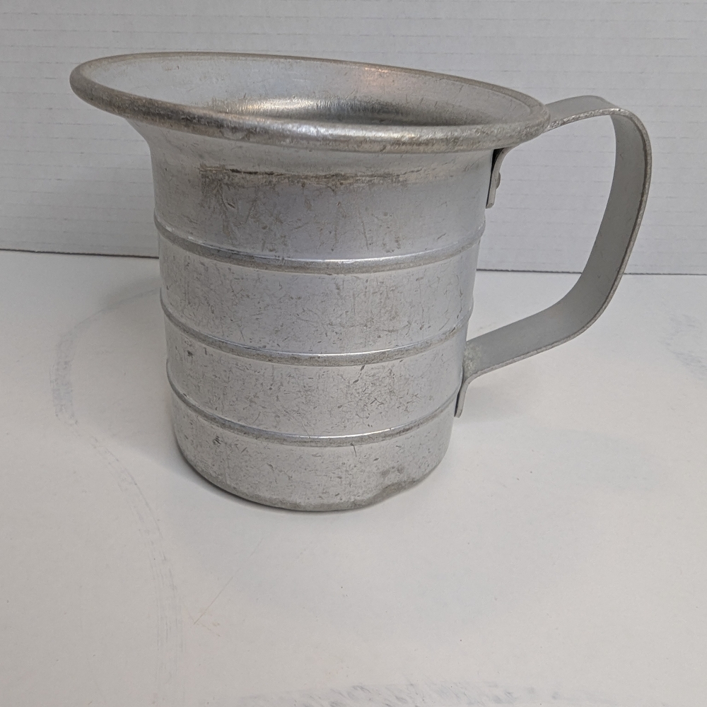 WEAR EVER  No 5260 1/2 Vintage Aluminum Measuring Cup